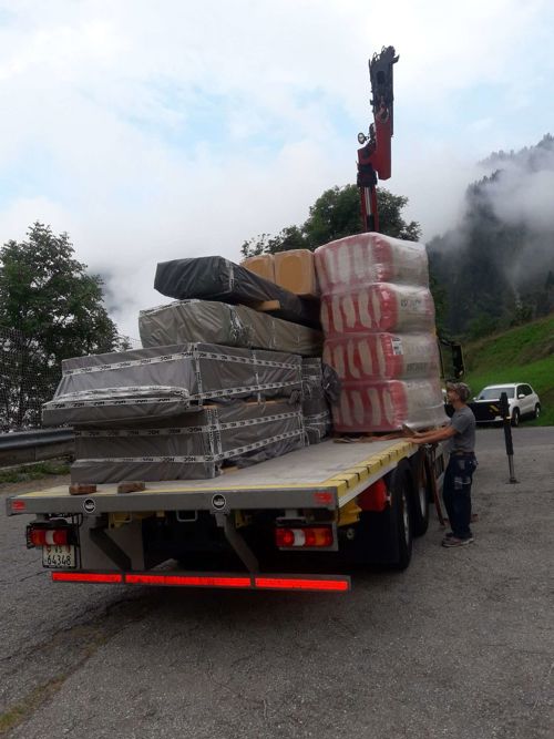 Transport Baumaterial im Gebirge