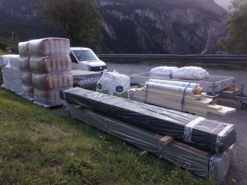 Transport Baumaterial im Gebirge